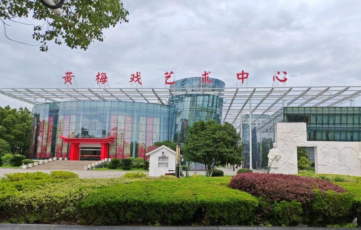 其中，有木匠郭大麻子兄弟俩，表演“王八滚打”，他头上顶着碗，玩出各种花样，像现在