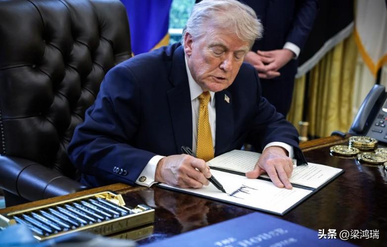 据NBC新闻报道，美国财政部周四宣布，特朗普将把自己的名字加到美元现钞上，这是美