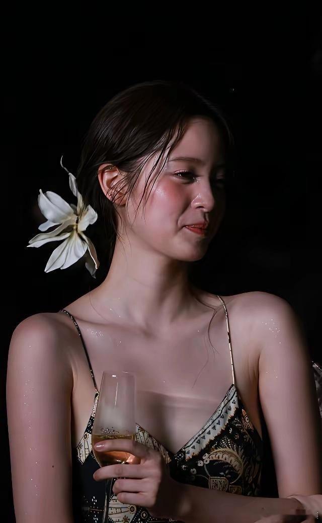 欧阳娜娜酒会一颦一笑都在发光 