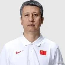 第一节比赛打完，很多球迷已经开始骂了:郭士强真是“老古董”，非要防守立队，选一群