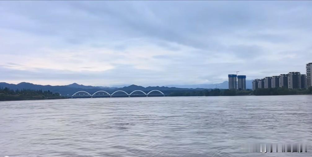 这几天的陕南降雨让汉江水量暴涨，

汉江流经汉中市区段水面开阔，

一度有长江武