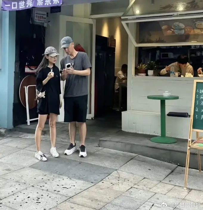 重庆光环偶遇任重，谁能想到整天和老婆孙骁骁在当地吃各种小面的他，本人瘦得都不像样