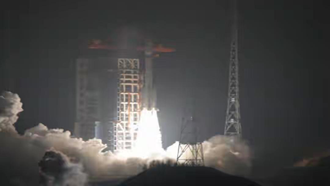 深夜巨响炸响太空！中国版星链全速冲刺，追平美国节奏不是梦
 
凌晨三点的太原发射