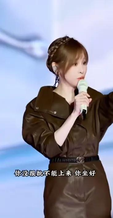 王心凌是真心无意的，看热闹的在做文章。
王心凌演唱会上，有热心观众要上台跟她互动