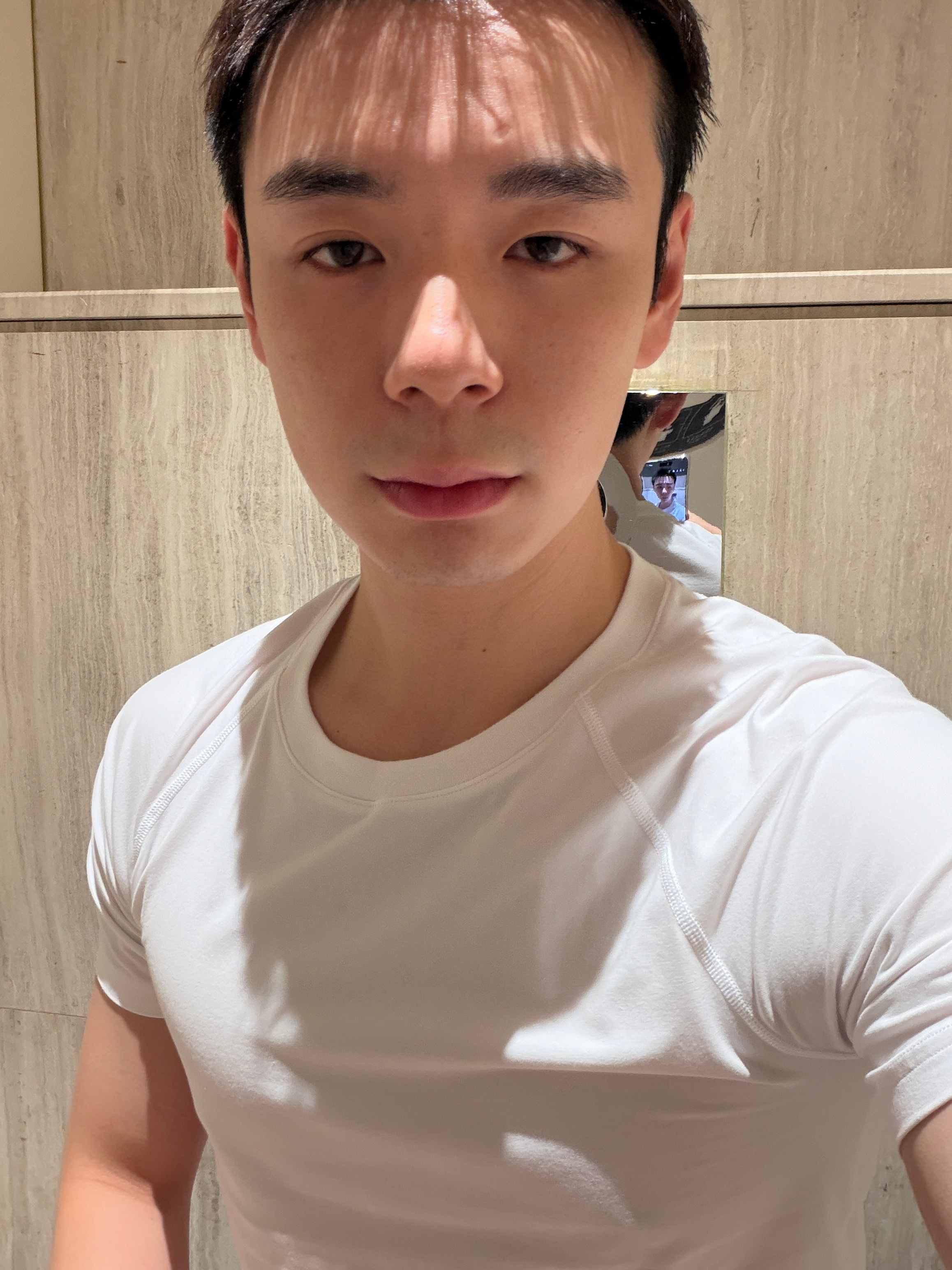 最近每张自拍都在厕所。 