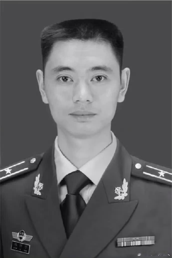 边防英雄侦查队教导员陈锡华，为抓捕毒贩，与在逃毒贩展开殊死搏斗，不幸壮烈牺牲，时