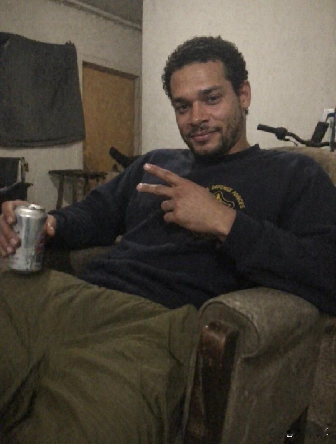 白宫记者晚宴枪击案发生数小时后，一张枪击案嫌疑人科尔·艾伦身穿以色列国防军连帽衫