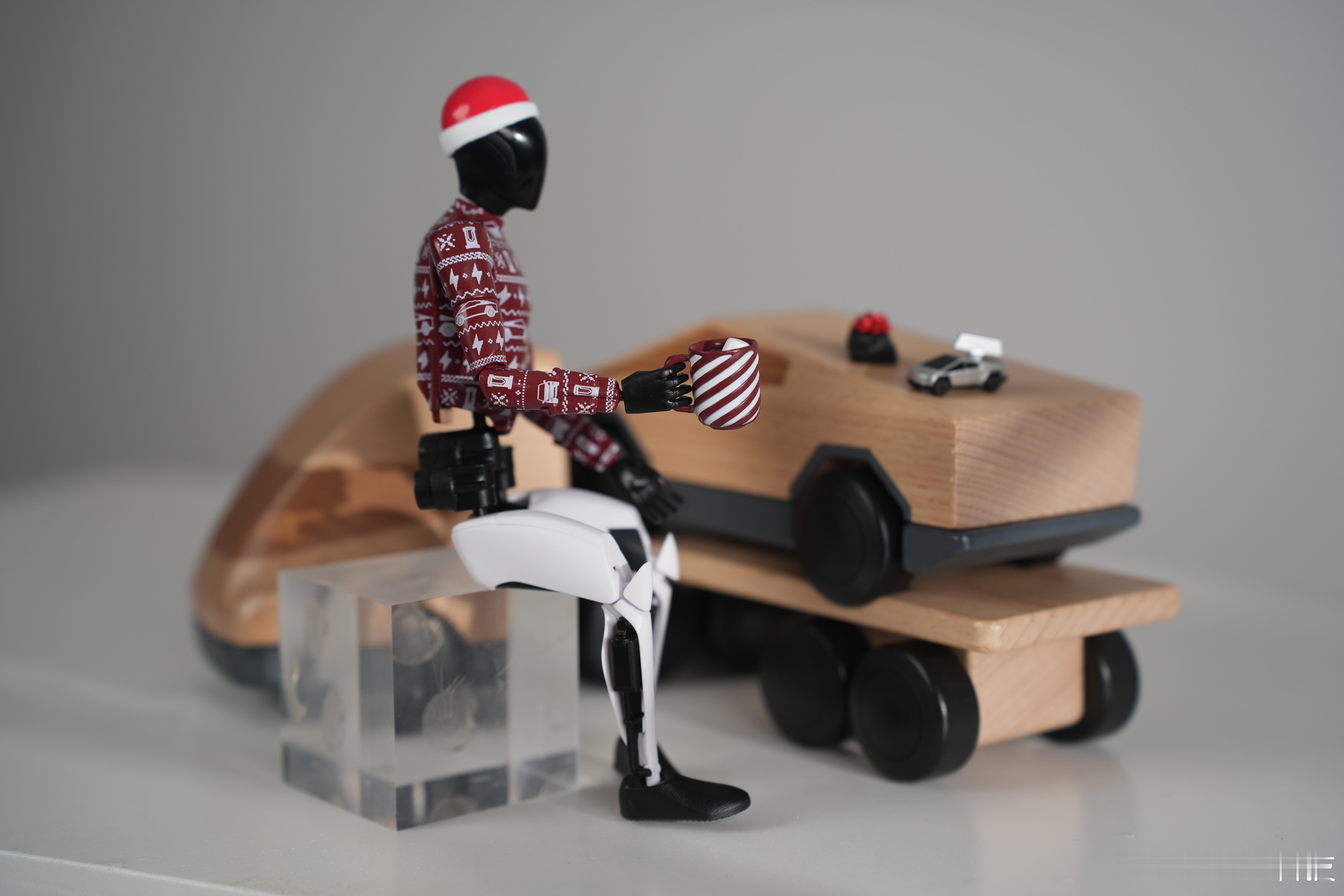 特斯拉发布人形机器人跑步视频强烈建议下一次特斯拉这种送的小机器人手办，也可以动起