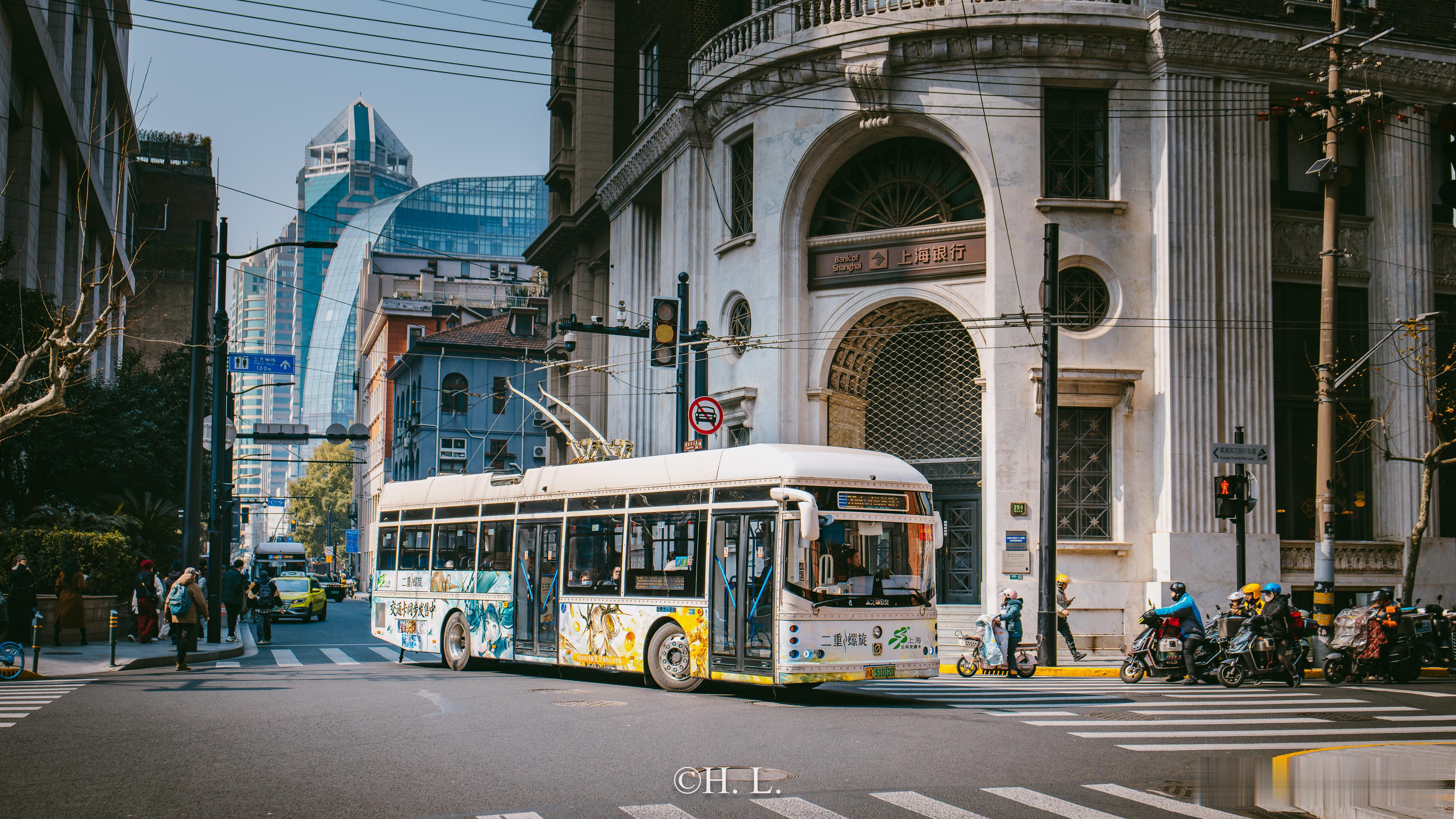 20路无轨电车，二重螺旋广告。又一个和上海交通卡合作的ip。S5A-2022号。