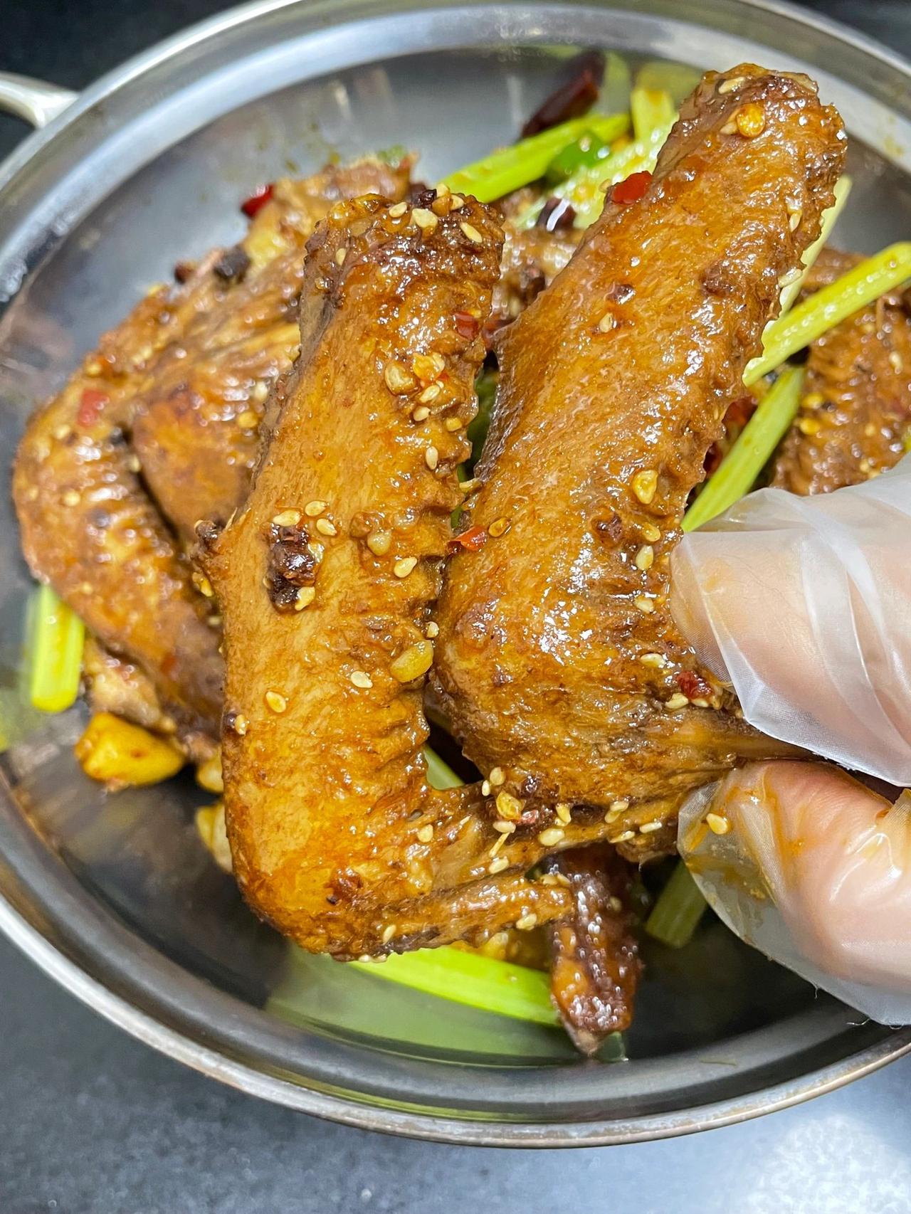 夏天是哈啤酒的好时机。这个干锅鸭翅就是绝配。

喜欢的姐妹可以码住，做法也巨简单