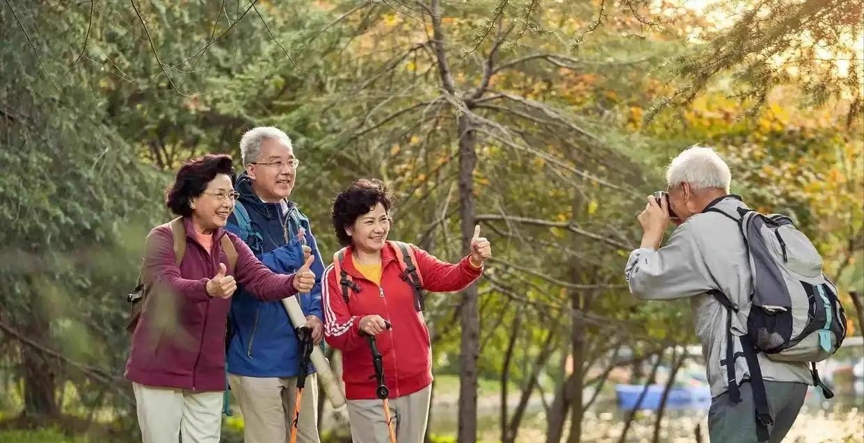 据了解，澳大利亚有一批华人，原本都是国内体制内的退休人员，50岁移民过去住满10
