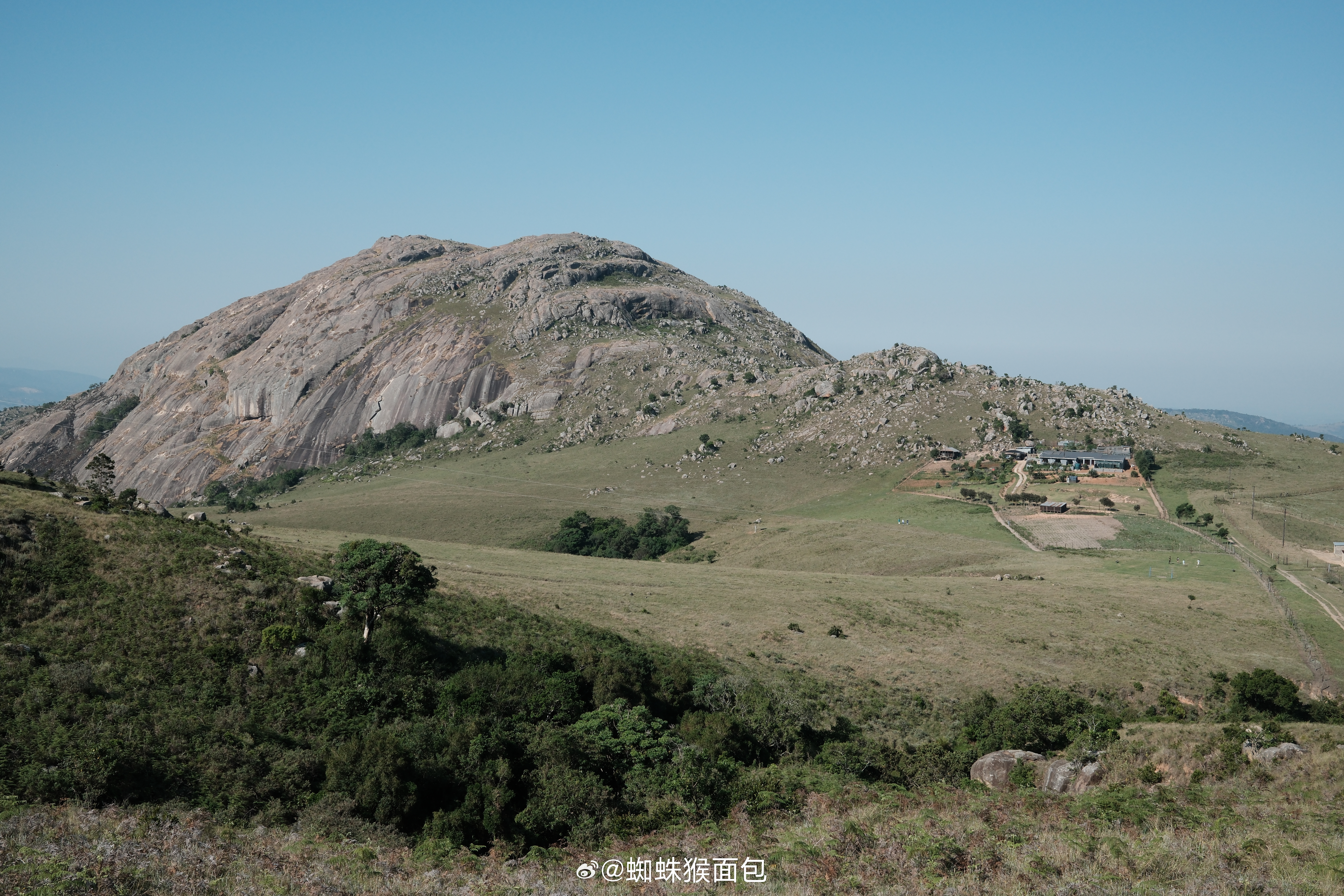 从Eswatini的西北口岸入境后来到这个国家的西部高地区域，城镇建在群山之间，