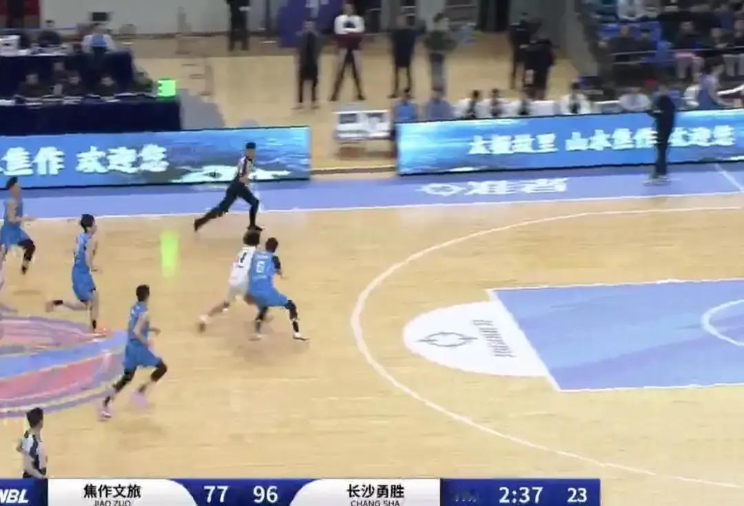 新军第一节竟压着传统豪强打？
 
昨晚NBL，所有人等着看新军焦作文旅的笑话。结