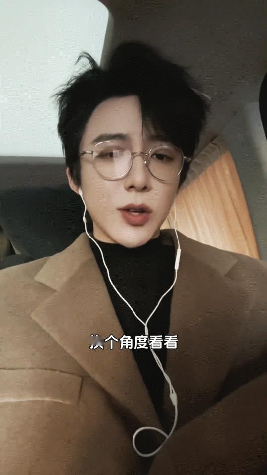 爱看皱眉头 