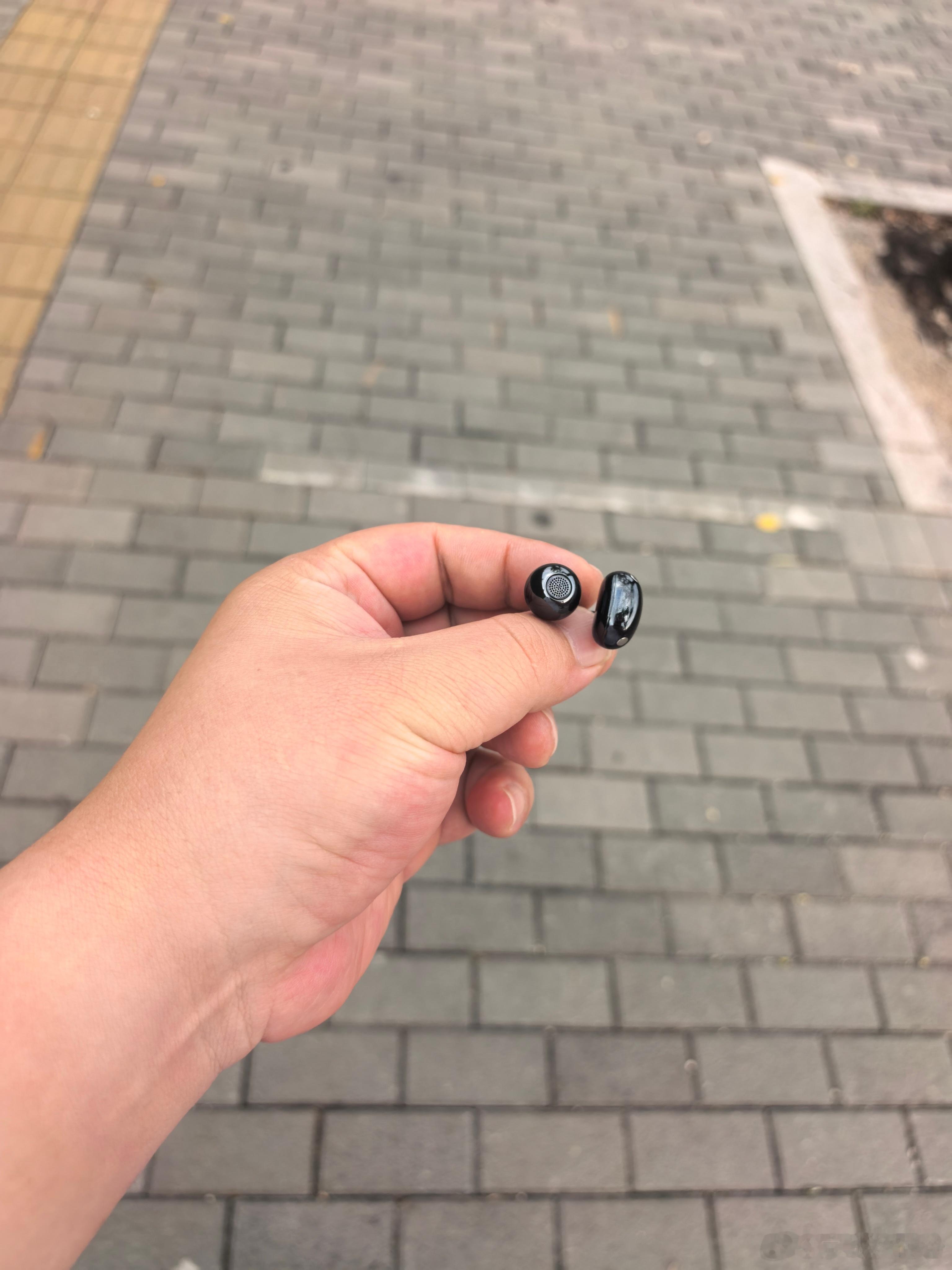 在公司回家，走到半路才发现耳机没摘下来放公司