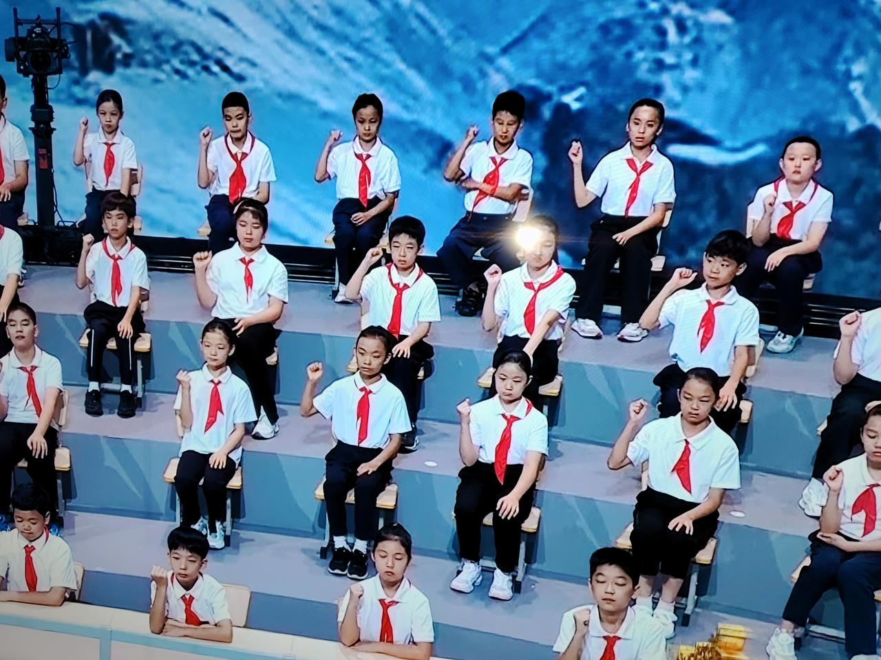 9月1日开学第一天，央视隆重推出开学第一课，重温历史画面，我热泪盈眶，孩子们也满