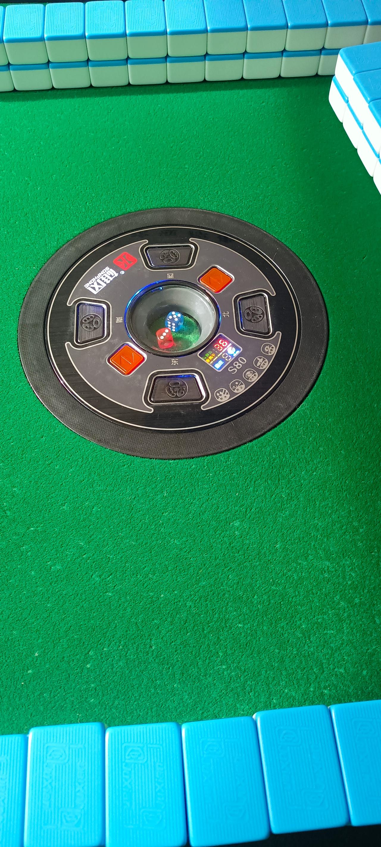 今天给自己放假一天，打麻将。
好久都没有打过麻将了，都要不会玩了。
女儿也知道我