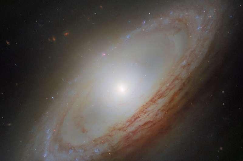 这个星系居然横着转

一整个星系，居然没有“转在一个方向”！

哈勃望远镜盯上了