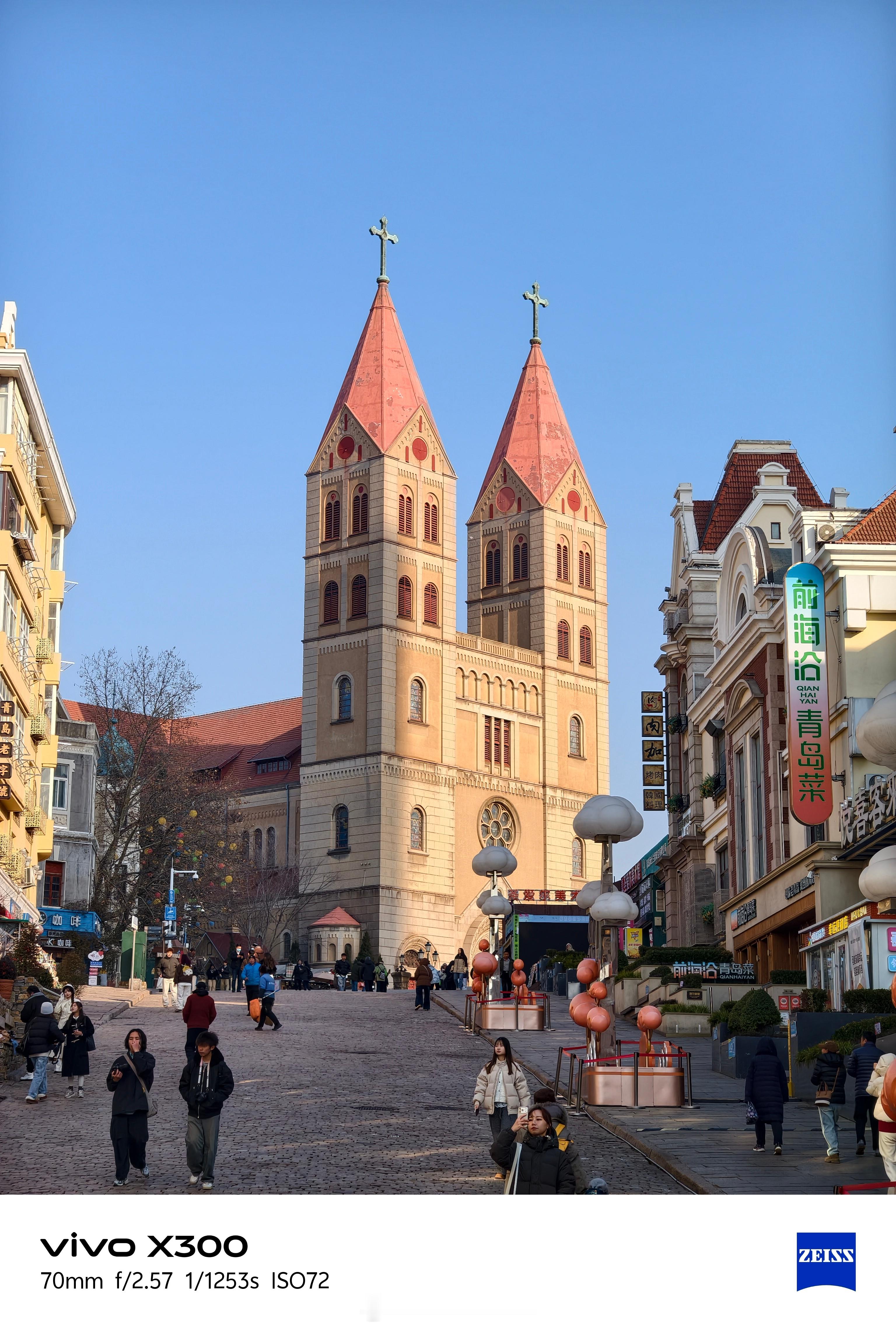 冬天的青岛海边，依旧是人山人海。但，西伯利亚海鸥，比人还多。vivo X300 