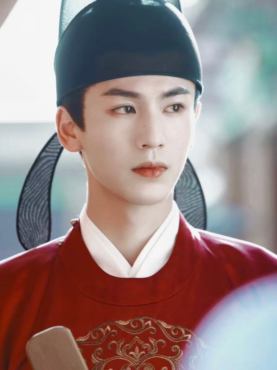 张凌赫出道6年7部爱奇艺男主剧 这一秒过火 短短六年拿下七部爱奇艺男主作品，从长