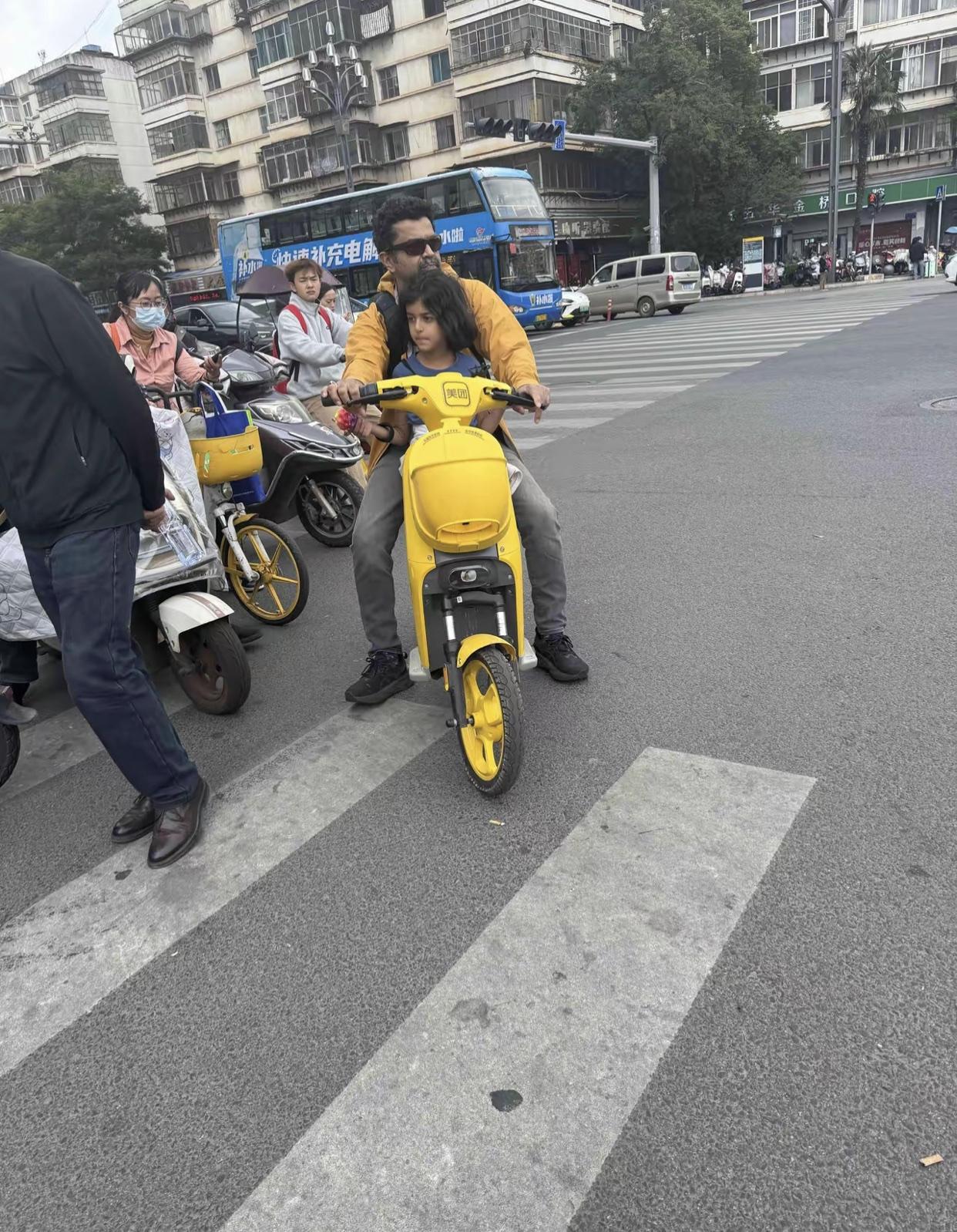 云南昆明街道上的印度人，这些印度人来华的签证似乎蛮容易通过的，以后来华旅行的印度