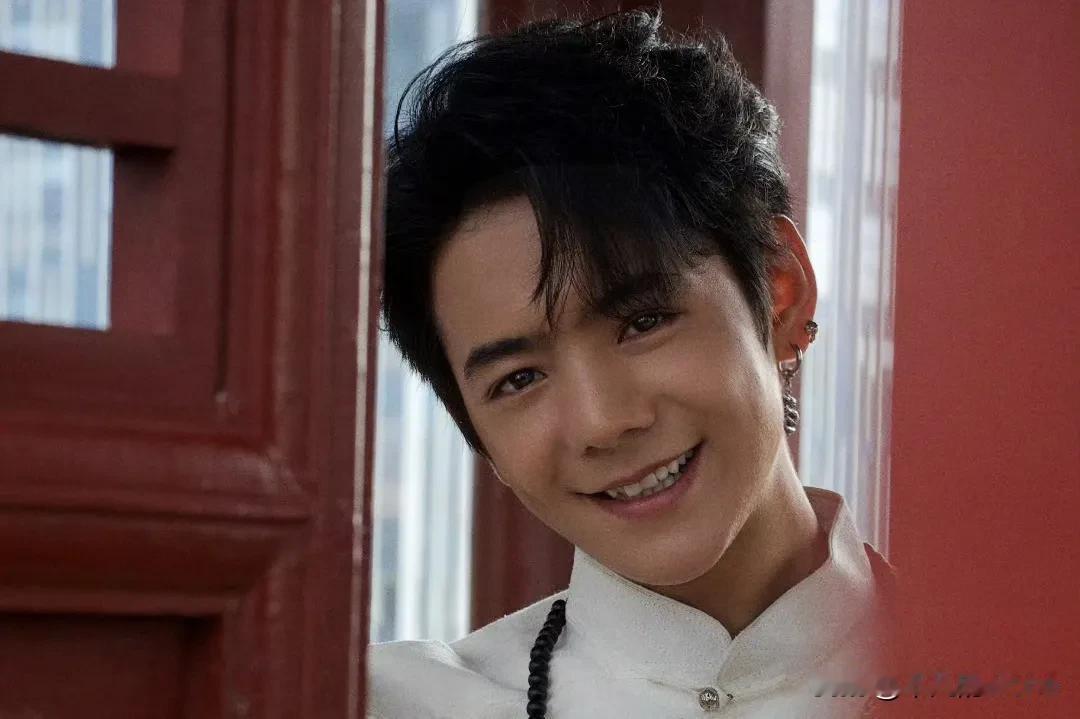 8月23日，丁真受邀参加超级红人节盛典，真真盛装出席。

在超级红人节盛典上，丁