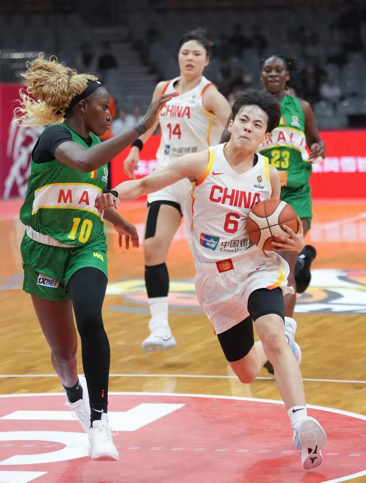 没有三分就好防守，收缩就成了，中锋即使再高大接球都困难，上个篮很费劲，对手三分一