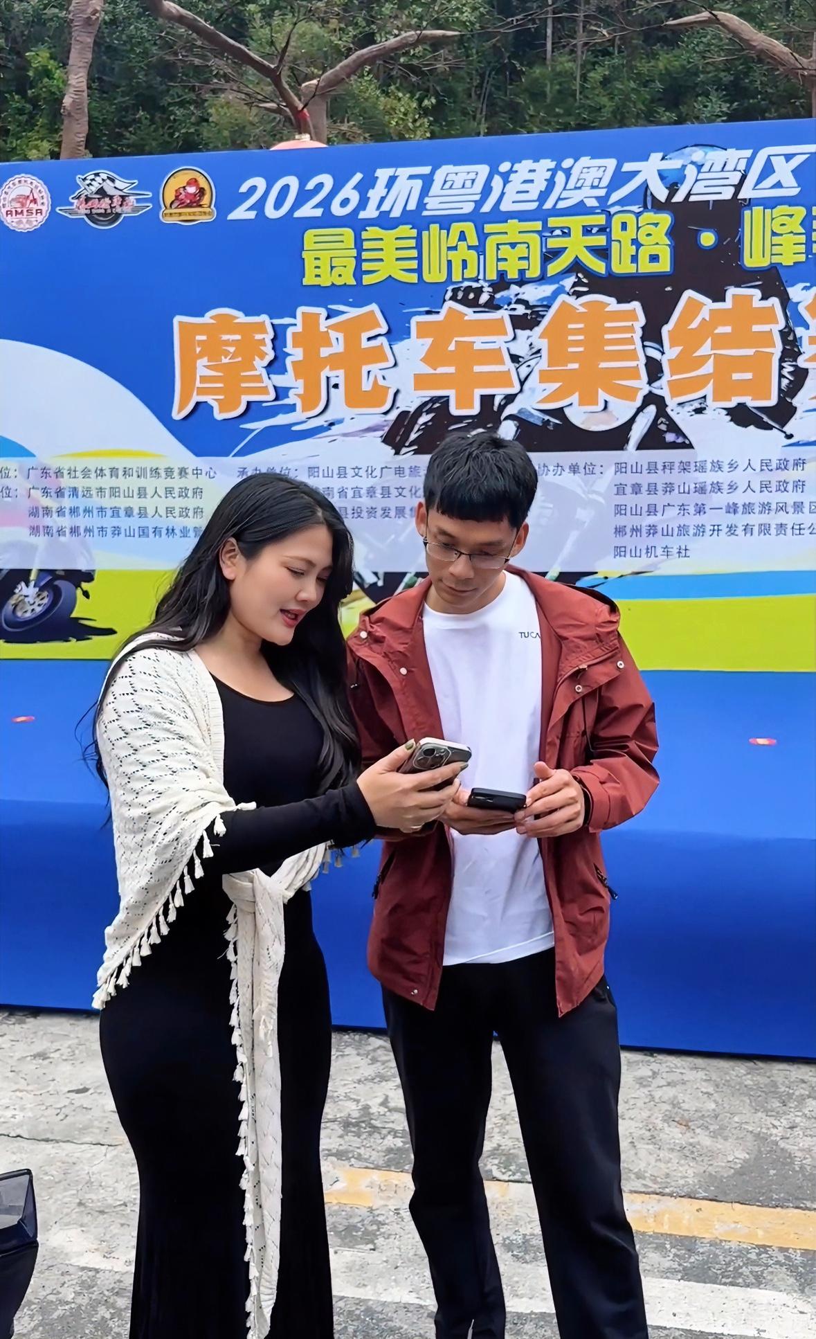 周末唐尚珺打卡摩托车集结赛，大赞阳山的风景美食及温泉。

唐尚珺受邀去清远阳山参