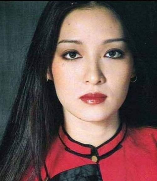 1980年，大美女胡因梦和李敖结婚，有一天，李敖无意推开了卫生间的门，眼前的一幕