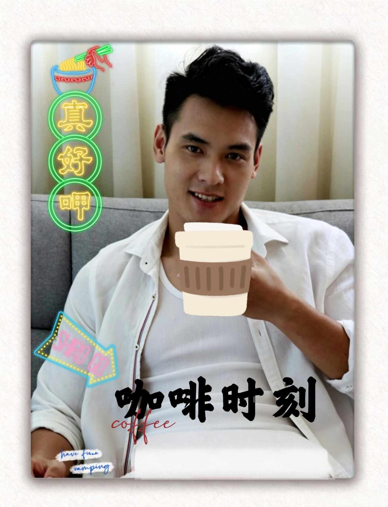 清晨的第一杯咖啡
体能教练今日第一杯咖啡
健身日常 运动教练请就位 人像摄影男生