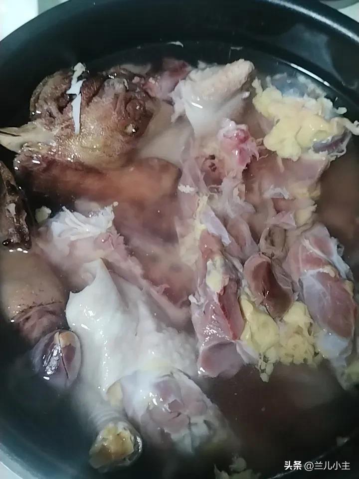 要说过年东西可真不能买多了。我回老家赶了两次集，买了很多肉。

婆婆把肉放在大缸