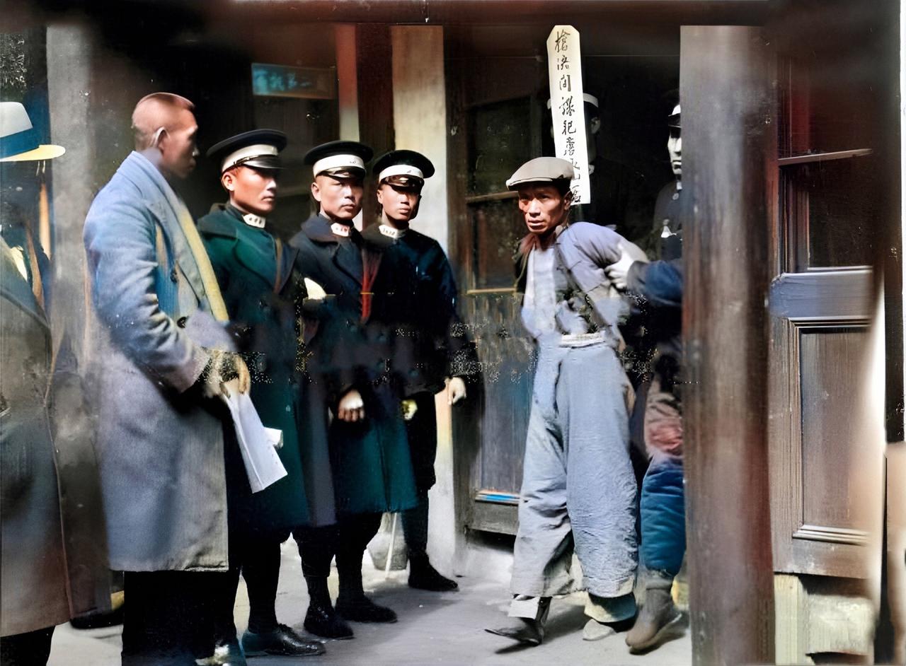 对于日本间谍的防范，不应当仅仅只盯住日本，更应当注意台湾，
国民党军队系统与日本