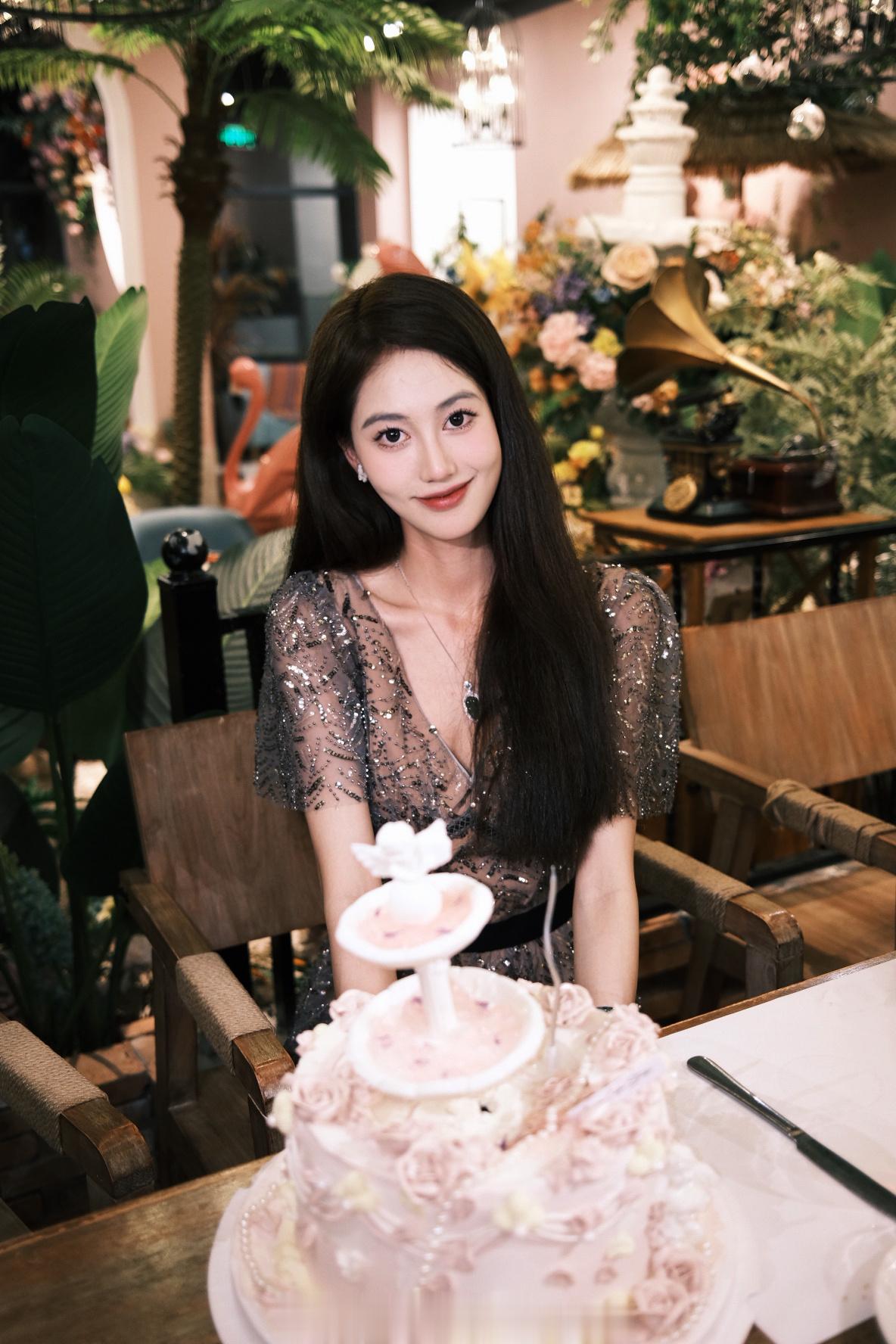 昨天的生日 今天发每天开开心心🎂 ​​​