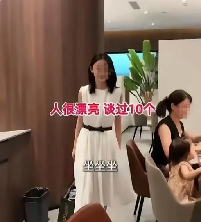 女孩今年25岁，人长得真心漂亮，一身白色的连衣裙，像极了白雪公主到了现场！然而聊