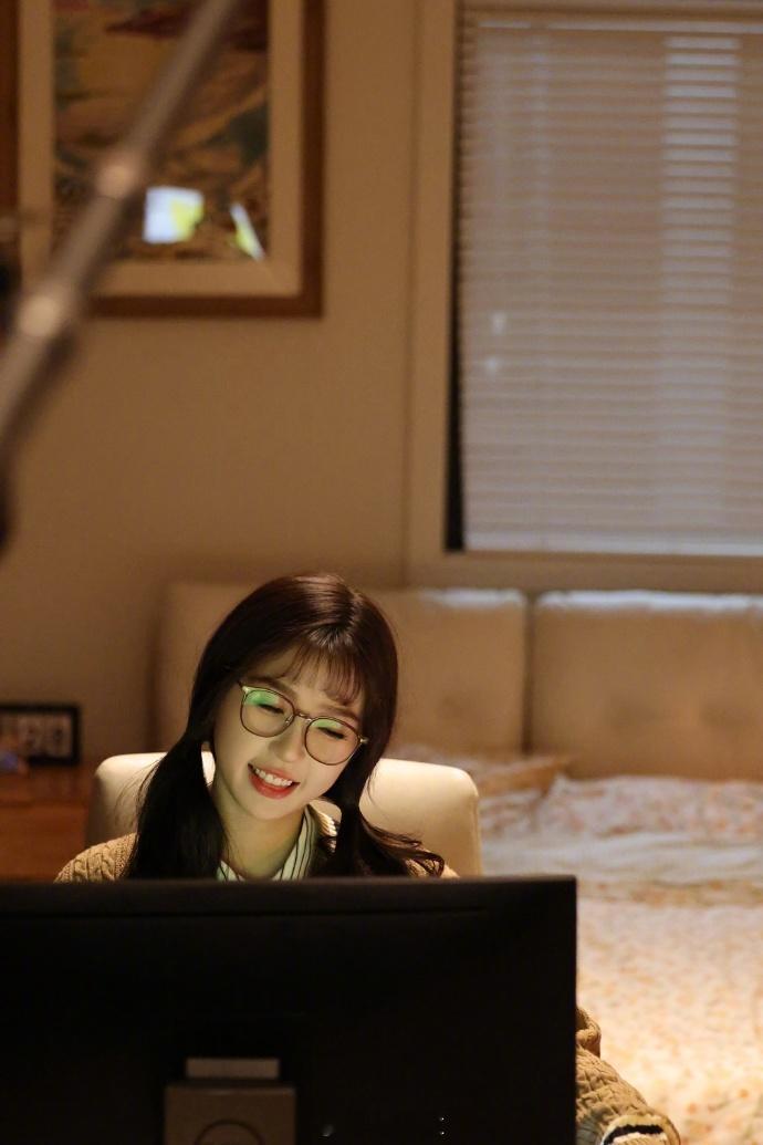 #虞书欣凌妙妙上班剧照##虞书欣双马尾黑框眼镜# 双马尾黑框眼镜的虞书欣，作为凌