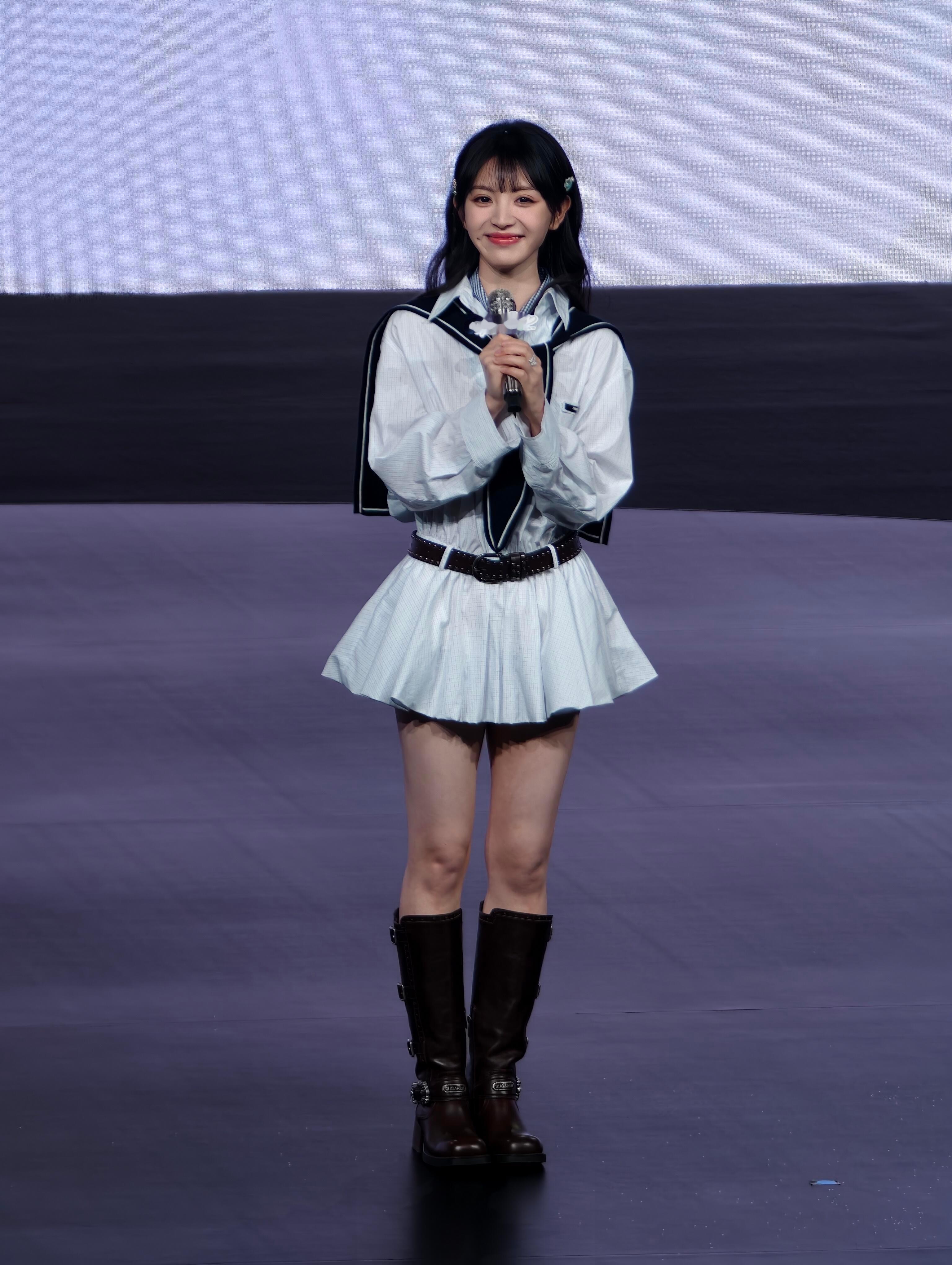 田曦薇跑步的神田曦薇 vivo S50发布会现场生图，可可爱爱的小田🥺 