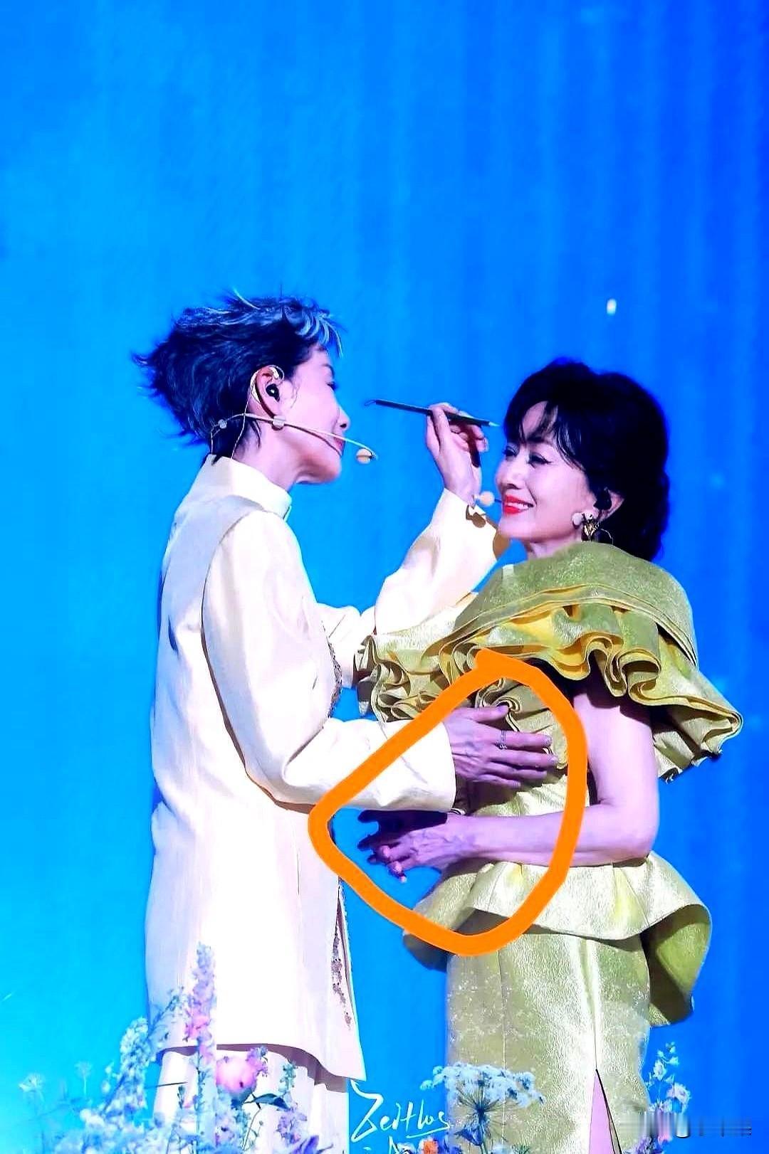 家人们谁懂啊！

成都那场演出真把我看懵了，叶童在台上认真表演，台下突然炸出一嗓