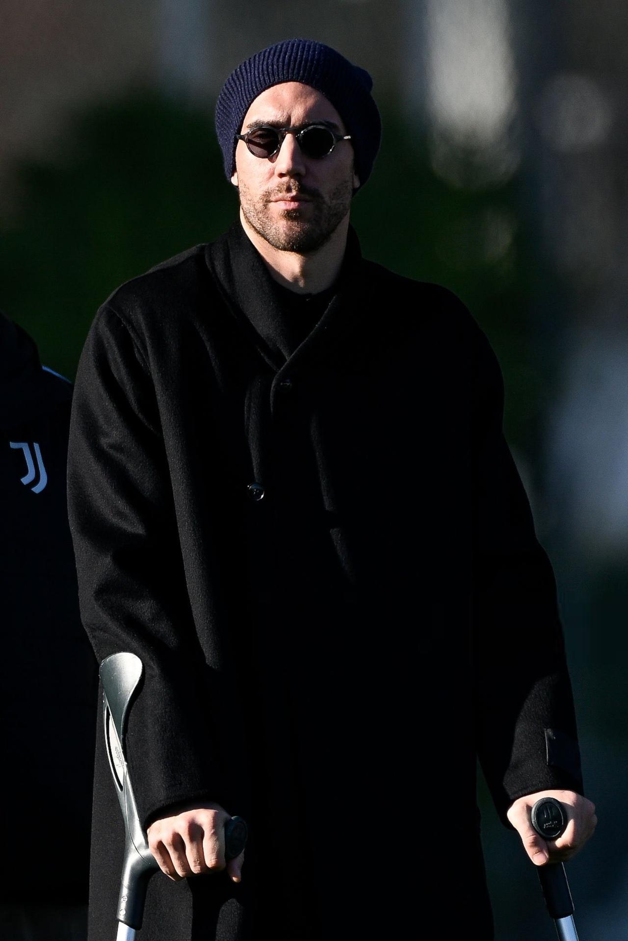 弗拉霍维奇今天拄着拐来孔蒂纳萨看队友们训练了

尤文图斯本周中即将在主场迎来欧冠