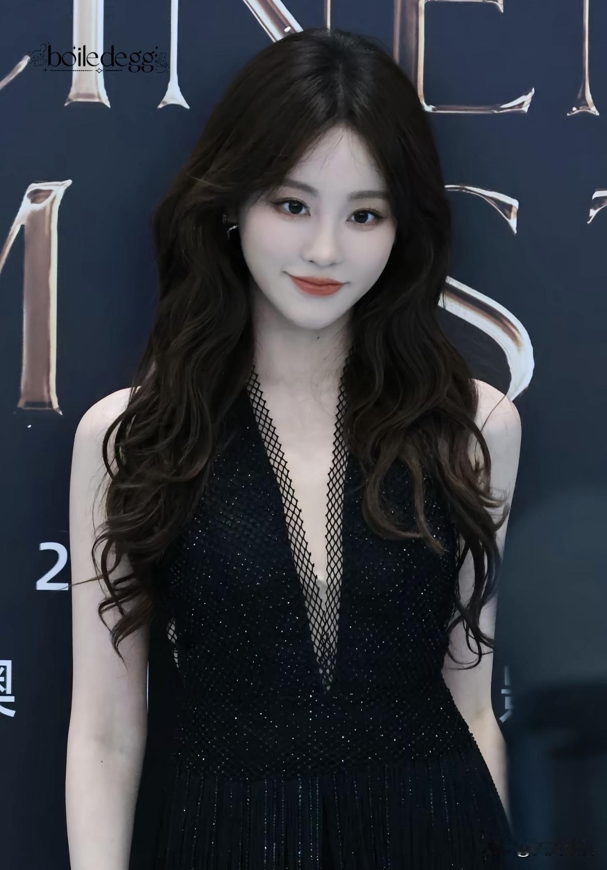 她没有露胸。但所有人都看到了她的欲望。
祝绪丹昨晚红毯穿黑丝绒挂脖裙，没露胸却靠