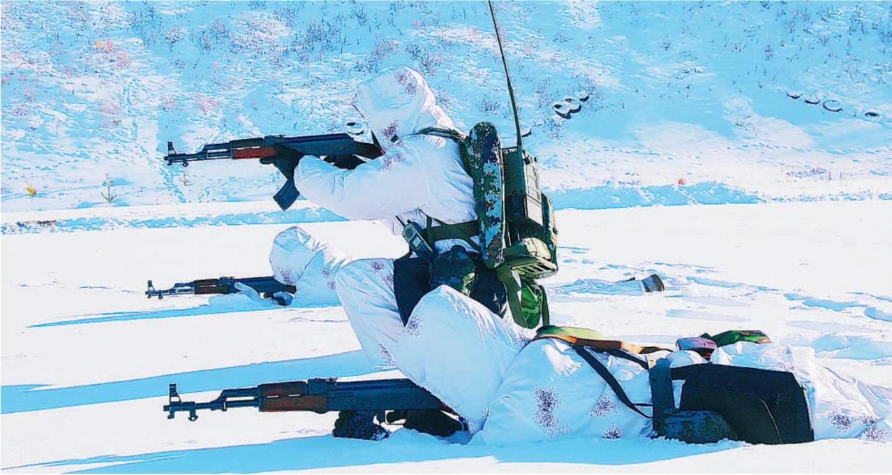 中国民兵使用 56-1 型 7.62 毫米突击步枪进行训练。