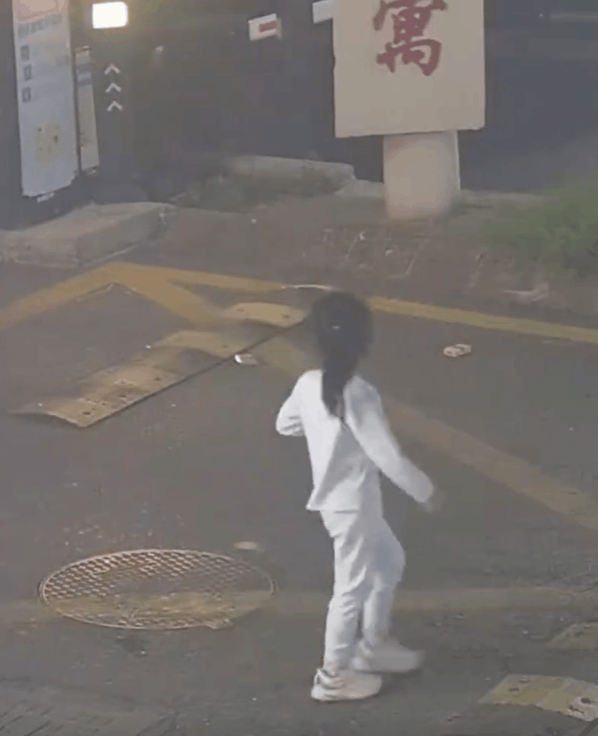 10月23日晚9点，浙江省衢州市的街上，一名穿着单薄的小女孩独自在大街上徘徊。孩