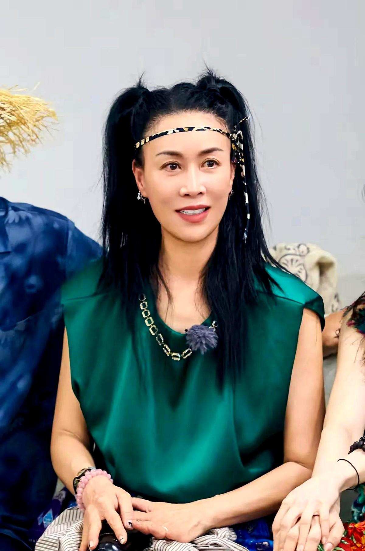 那英最伤心的不是老公和美女搂搂抱抱也不是和美女一起回家，而是那英自以为是的真爱，