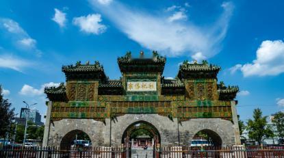 咱们聊的这所学校，是中国外语教育的“天花板”——北京外国语大学。
学校在北京市海