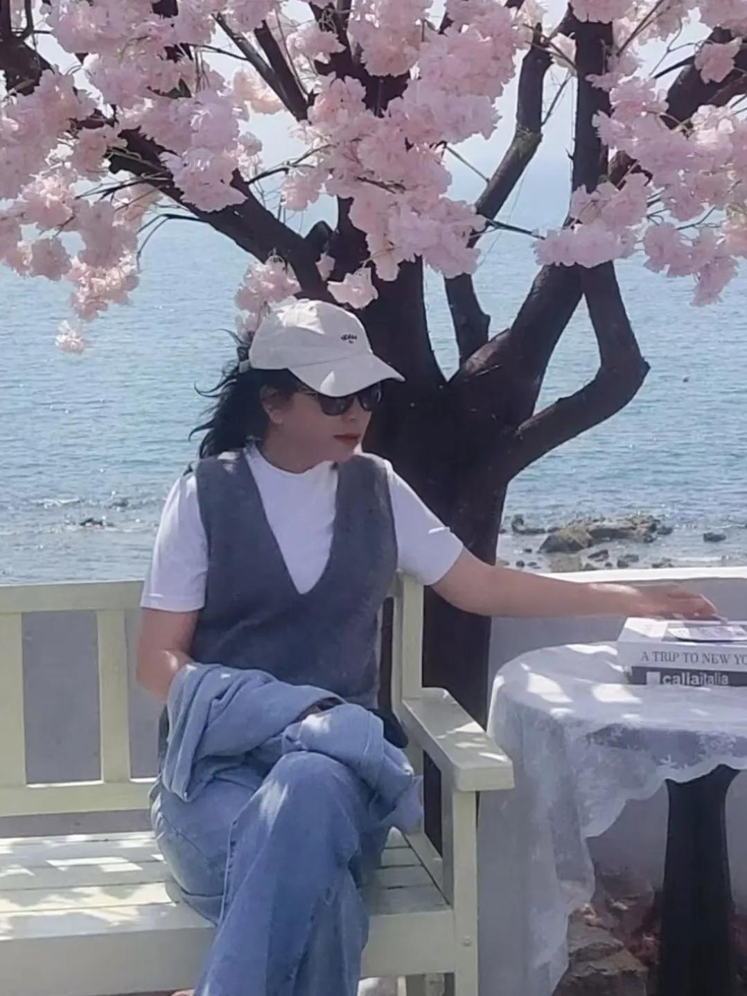 ​风的张扬
何曾惊了樱花的纯色

独坐
​只听到潮起潮落
​
​阳光正柔
​将心