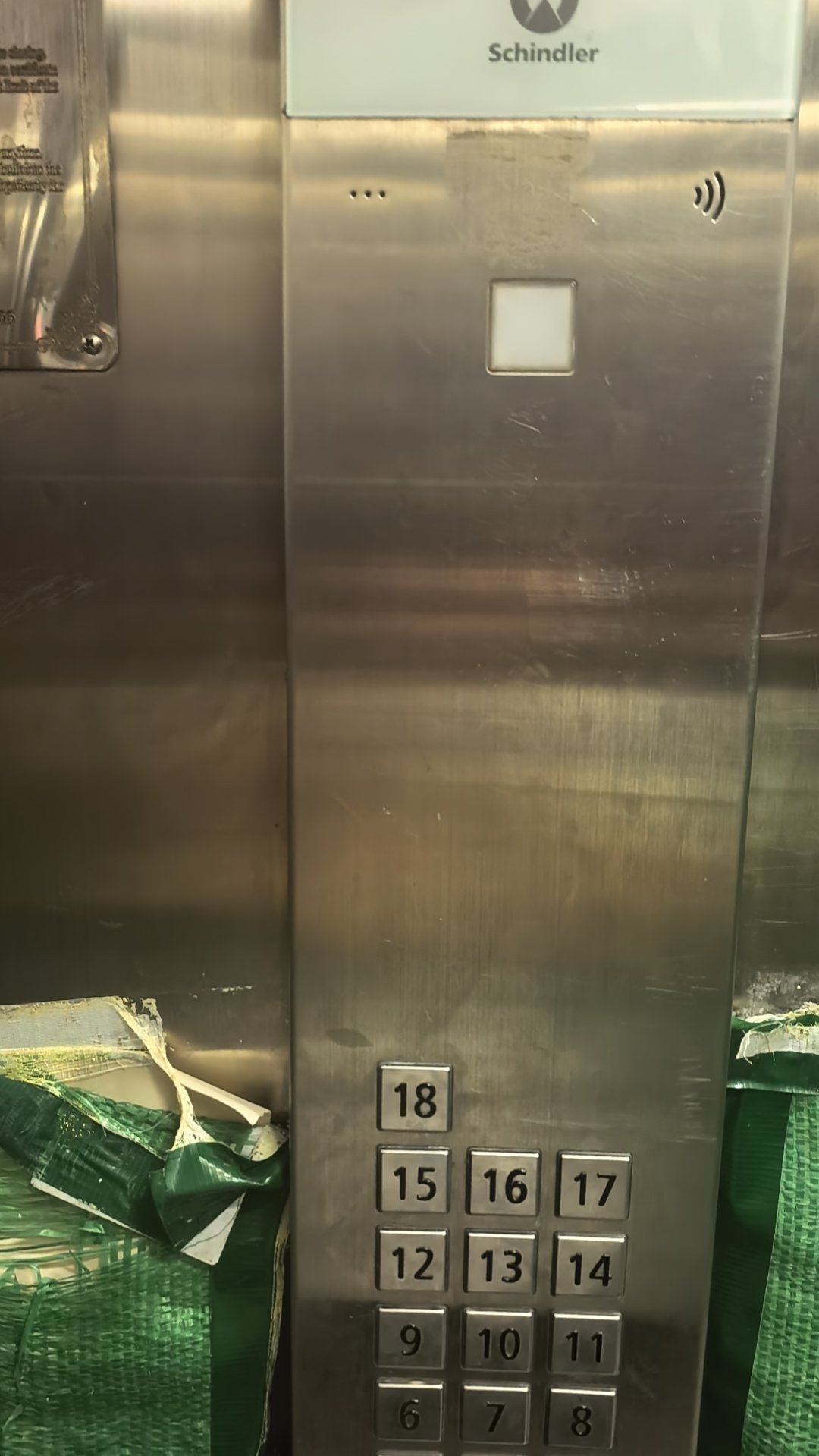 谁能想到下个班还能被困电梯
