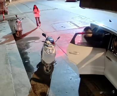 10月11日凌晨5点，在广东潮州的一条街道上，一辆汽车尚未完全停稳，一名身材魁梧