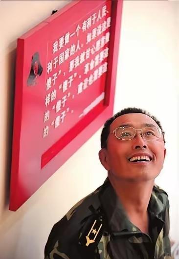 郭明义，男，汉族，1958年12月生，辽宁鞍山人，1980年6月加入中国共产党，