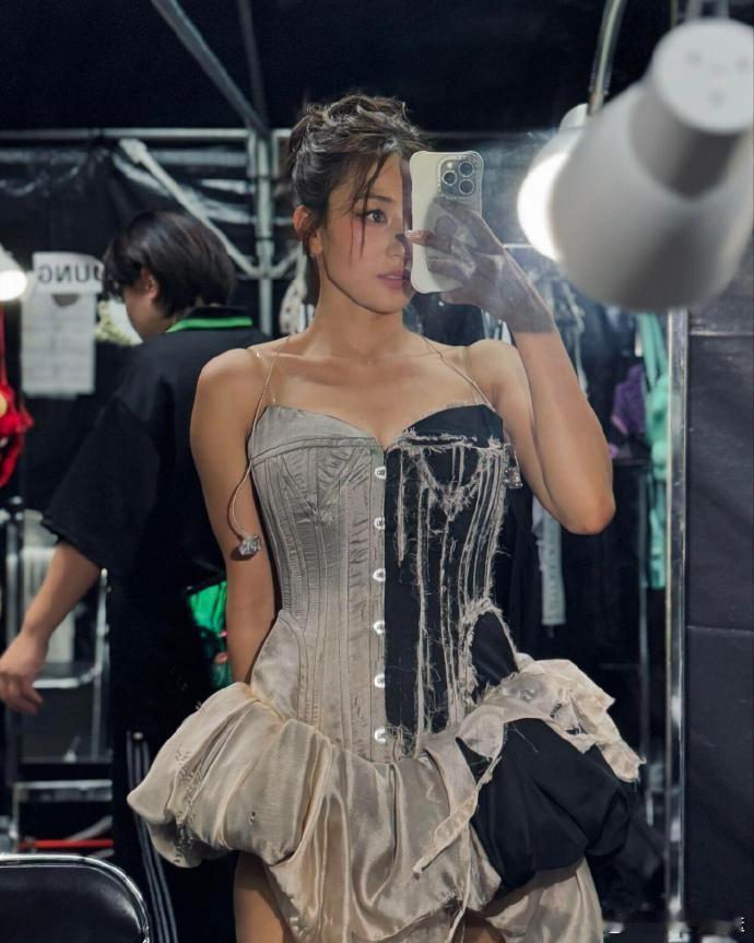 Jisoo陈都灵winter朴志效撞衫 这条裙子到底有多受美女欢迎！Jisoo、