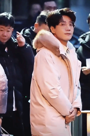 王铮亮是真得央视的宠爱，央视元宵晚会又来彩排了！
这一次还有陆虎，亮晶晶的妆造挺