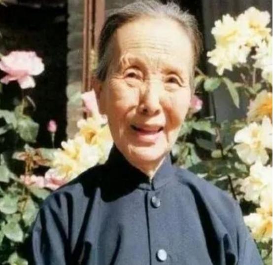 1997年，冰心长子趁妻子出国，将比自己小40岁的情人带回家过夜，后来他为了分割